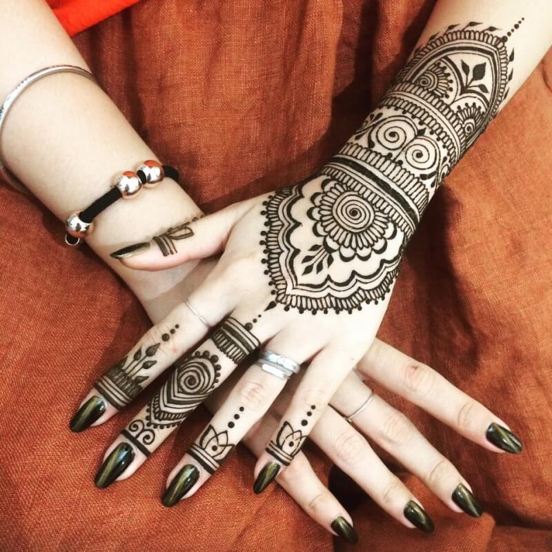 Nghệ thuật vẽ henna không phải ai cũng biết - THÔNG TIN GIẢI TRÍ