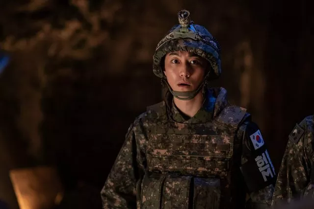 Nam diễn viên phụ được yêu thích nhất phim Hàn 2022: Đều đóng bom tấn, oanh tạc phòng vé Việt - Ảnh 2.